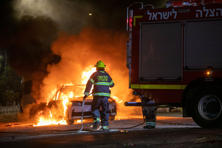 消防員為羅德市動亂滅火。（Yossi Aloni／Flash90）